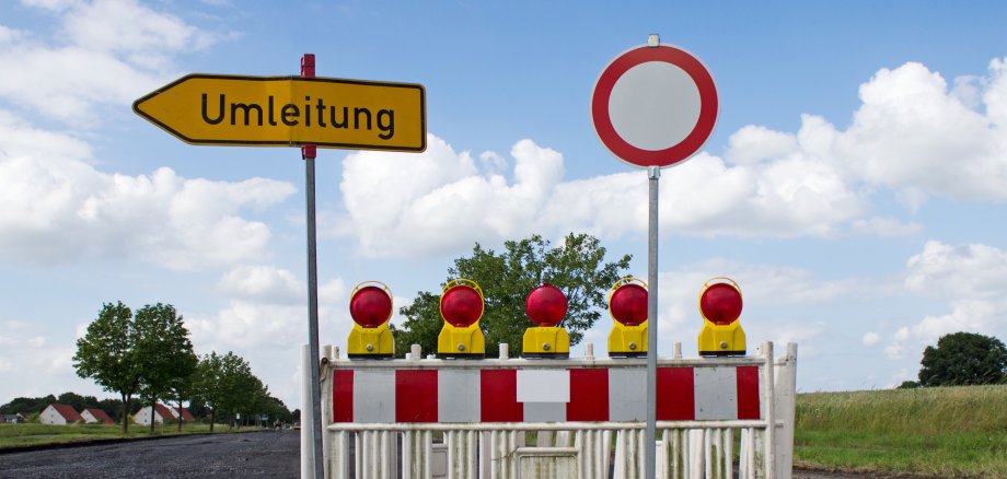 Vollsperrung wegen der Fahrbahnerneuerung, Umleitung