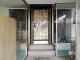 Mit Zeitung verklebte Ladentür eines geschlossenen Geschäft mit leerem Schaufenster in der trostlosen Innenstadt von Lage bei Detmold in Ostwestfalen-Lippe Mit Zeitung verklebte Ladentür eines geschlossenen Geschäft mit leerem Schaufenster in der trostlosen Innenstadt von Lage bei Detmold in Ostwestfalen-Lippe